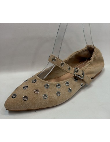 MERCEDITA-PLANA-DE-MUJER-CON-ARANDELAS