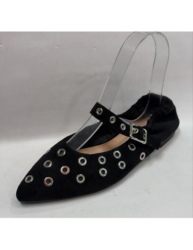 MERCEDITA-PLANA-DE-MUJER-CON-ARANDELAS