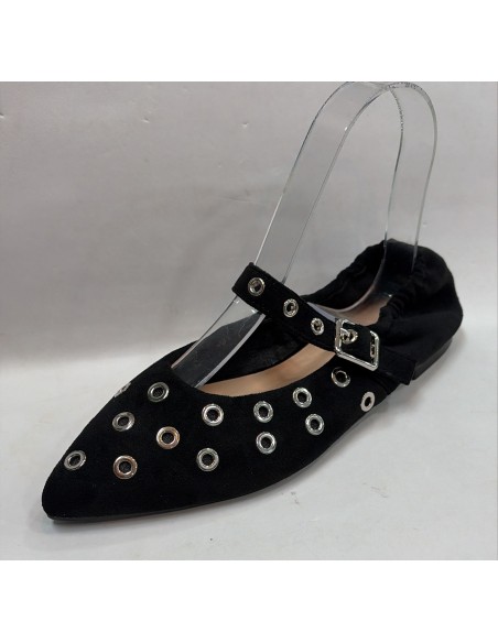 MERCEDITA-PLANA-DE-MUJER-CON-ARANDELAS